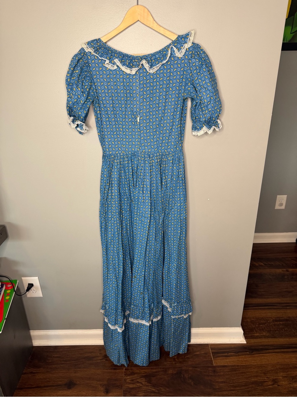 Vintage 1970s Paisley Calico Prairie Maxi Dress with Matching Bonnet - Picture 9 of 13